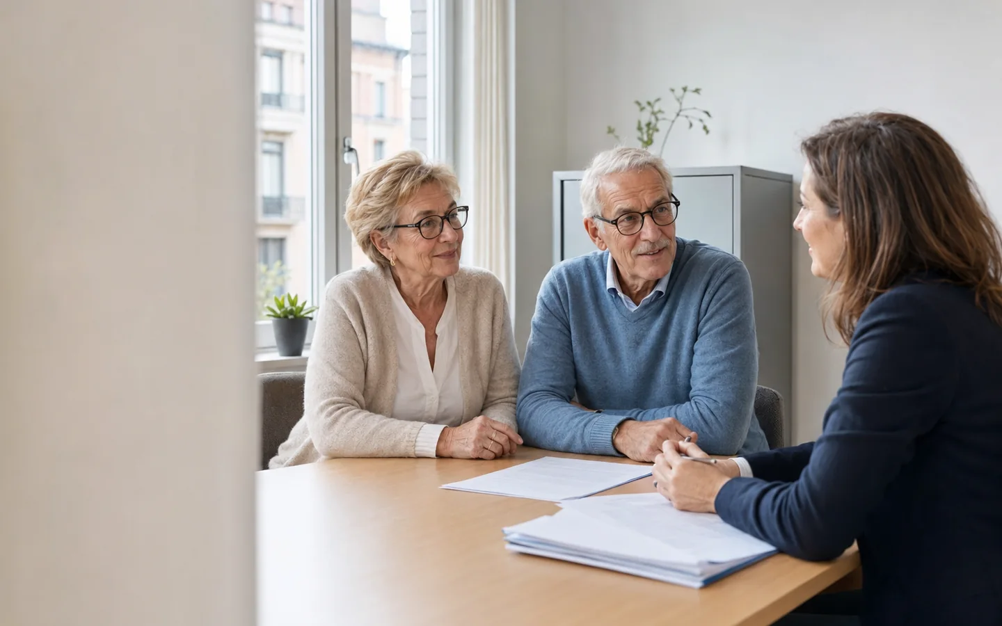 Des seniors consultent calmement des informations générales